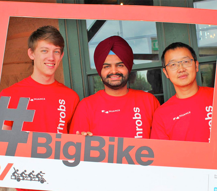 três homens com uma placa de bicicleta grande