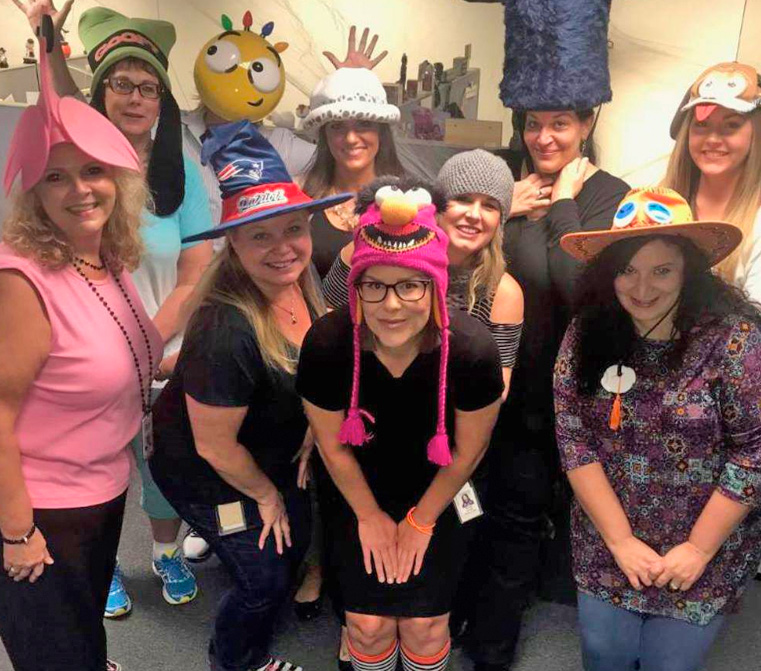 groupe-de-femmes-portant-des-chapeaux