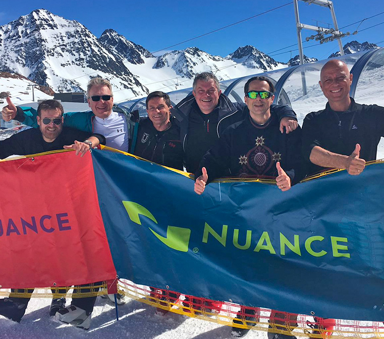 seks skiløbere viser thumbs-up