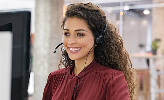 Femme agent souriant à propos de l'amélioration de l'efficacité des agents