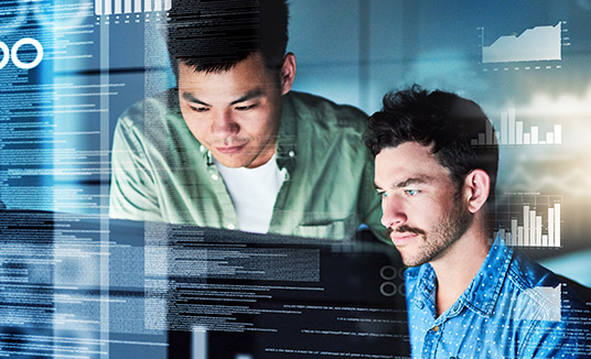 Hombres mirando un ordenador para obtener información sobre CX con Nuance Analytics