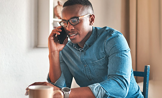 Homem falando no telefone para autenticação e prevenção contra fraudes