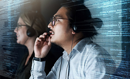 Agente de Segurança no Telefone Agente de segurança no telefone discutindo soluções inteligentes de prevenção contra fraudes