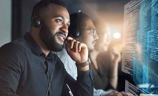 Callcentermedewerker spreekt via een headset voor Nuance Contact Center AI