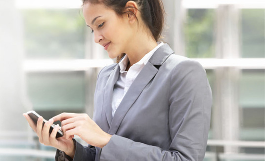 Mujer mirando el teléfono para servicios profesionales de Nuance