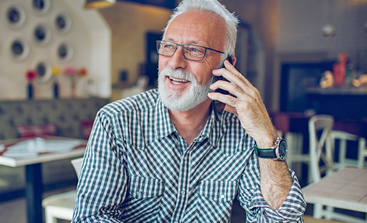 Homem mais velho falando sobre a URA conversacional da Nuance