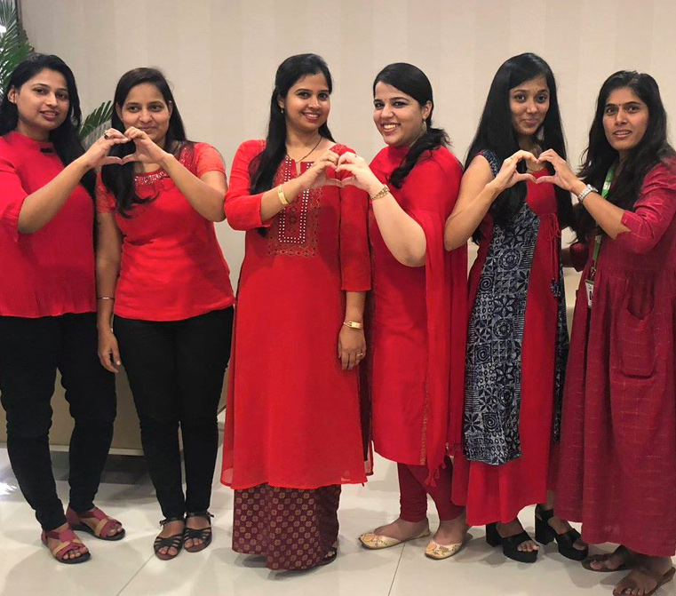 mujeres-en-vestimenta-hindu-roja