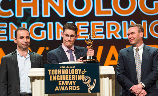 Funcionários da Nuance aceitando o prêmio Emmy de Tecnologia e Engenharia